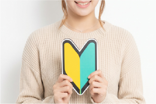 初心者マークを持つ女性